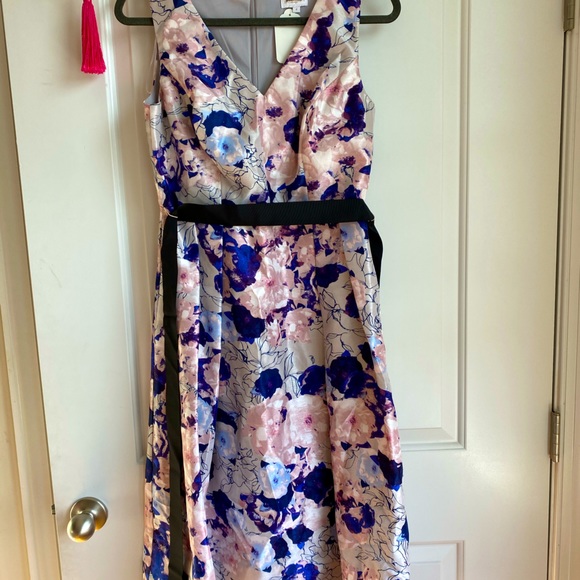 Dresses - Picture 1 of 16